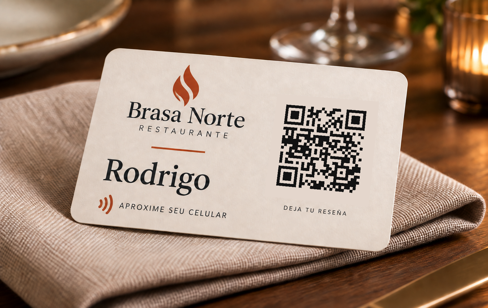 Tarjeta de garzón con NFC y código QR para dejar una reseña