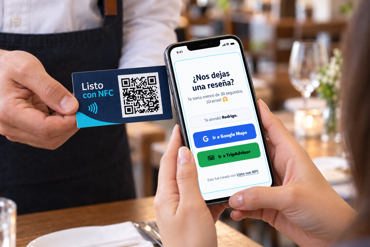 Cliente acercando su teléfono a una tarjeta NFC y viendo la página de reseñas